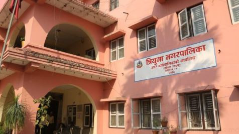 निष्कासित कर्मचारी पुनः बहालीको माग गर्दै आन्दोलनमा उत्रिँदा नगरपालिकाको काम ठप्प